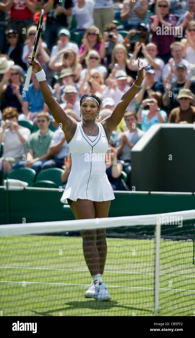 23.06.2011. Serena Williams USA (7) defeats Simona Halep ROU 36,62,61. Serena in action. The Wimbledon Tennis Championships. Stock Photo