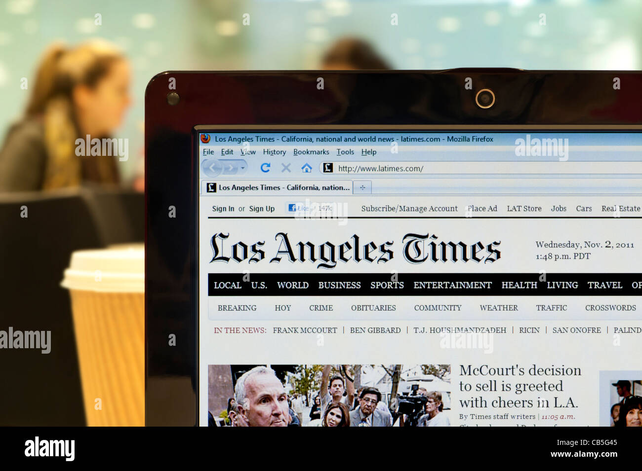 The Los Angeles Times website shot in a coffee shop environment (Editorial use only: print, TV, e-book and editorial website). Stock Photo