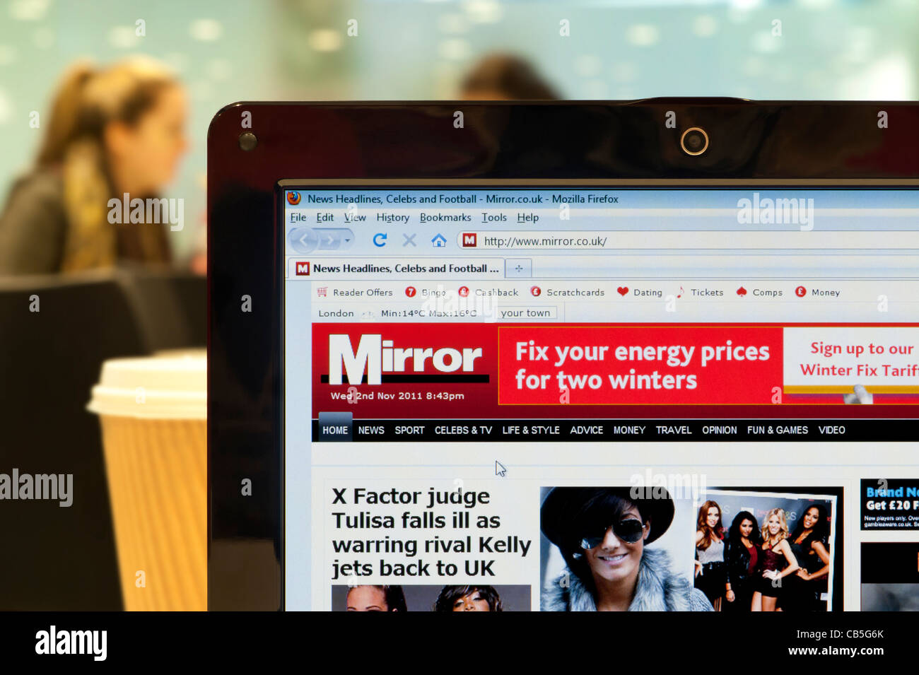 The Daily Mirror website shot in a coffee shop environment (Editorial use only: print, TV, e-book and editorial website). Stock Photo