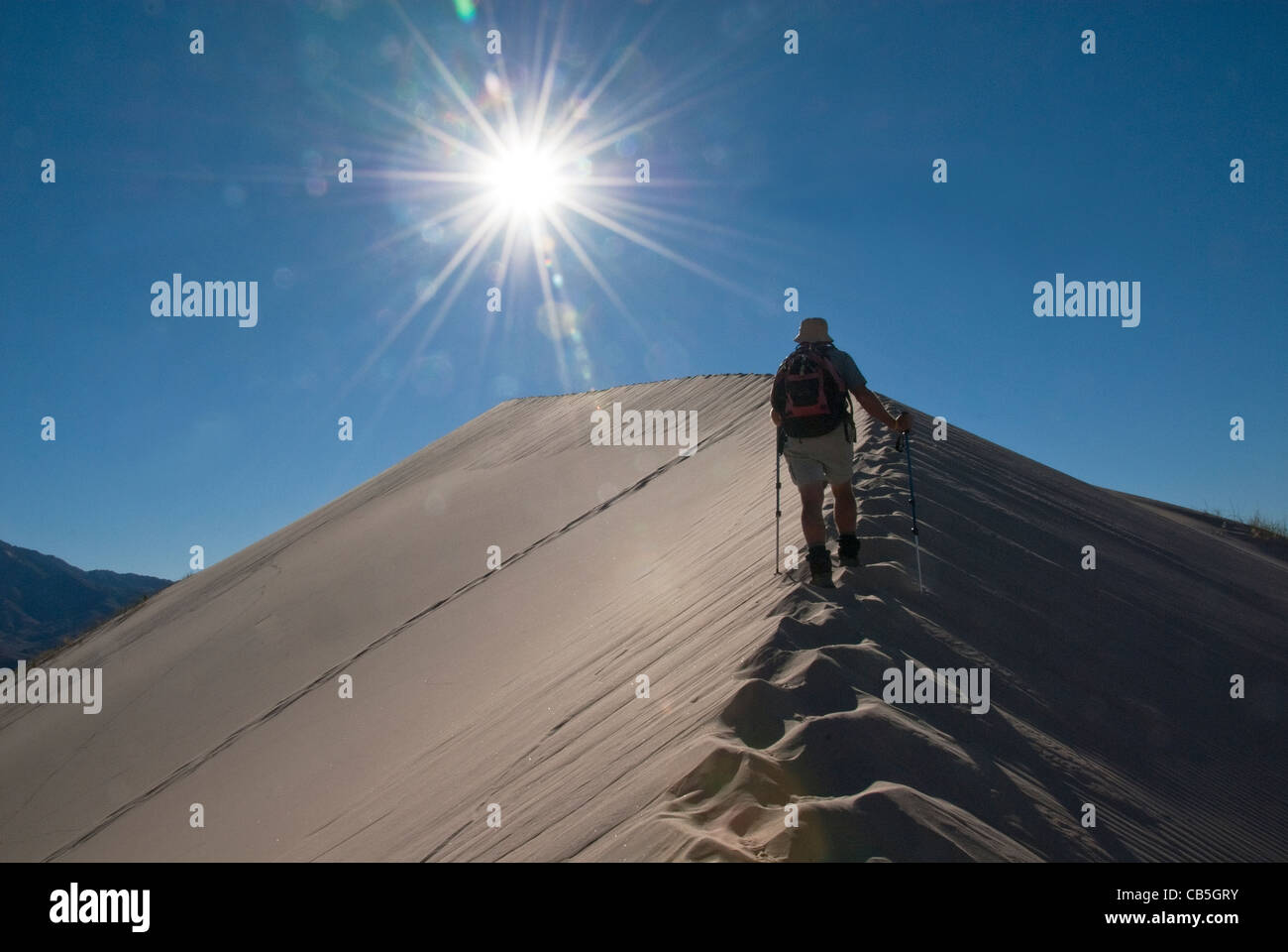 Mike Vining hiking on Kelso Dunes Mojave National Preserve California USA Stock Photo