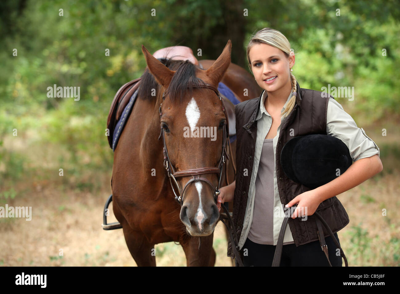 E horze. Девочка на лошади в парке. 1 women 1 horse. Девушка с лошадью. 1 women 1 horse.