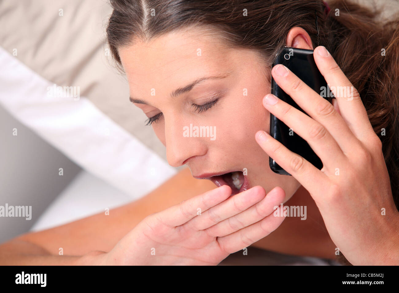 Человек зевает фотосток. Говорящий мужик. Почему при разговоре по телефону зеваю. Человек зевает при разговоре. Почему при разговоре по телефону зеваю.
