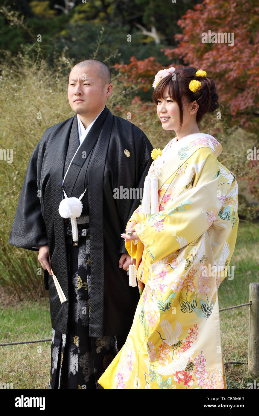 Japanese bride and groom in clothes of traditional wedding kimono Stock  Photo - Alamy