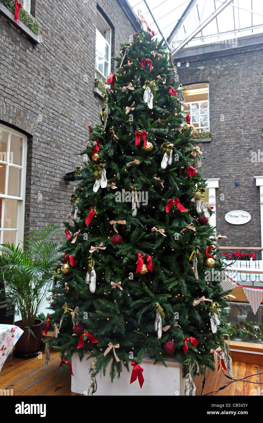Powerscourt Townhouse Christmas tree designed by Alexa O'Byrne, Dublin, Ireland Stock Photo