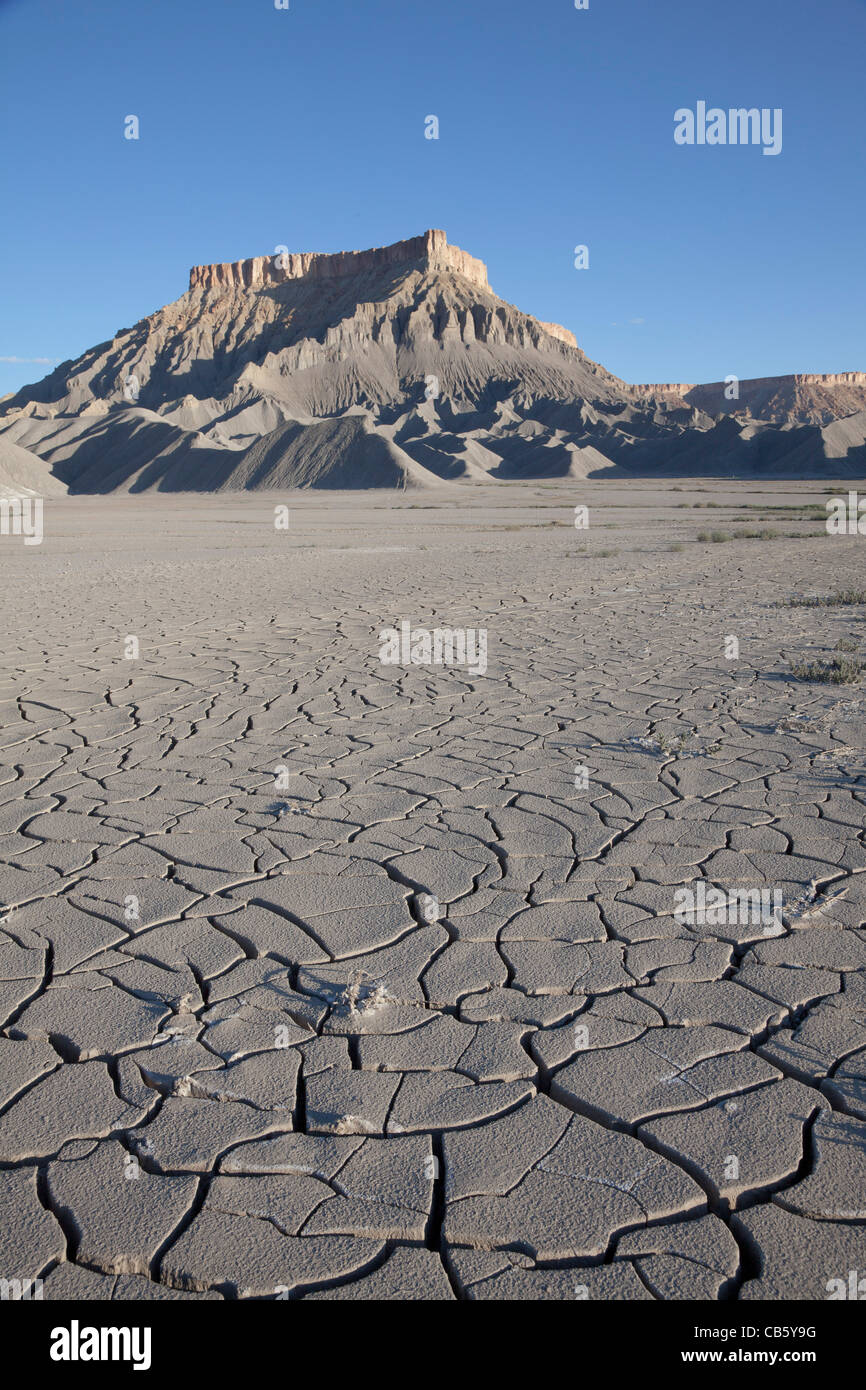 Limestone butte and cracked earth near Hanksville, Utah Stock Photo Alamy