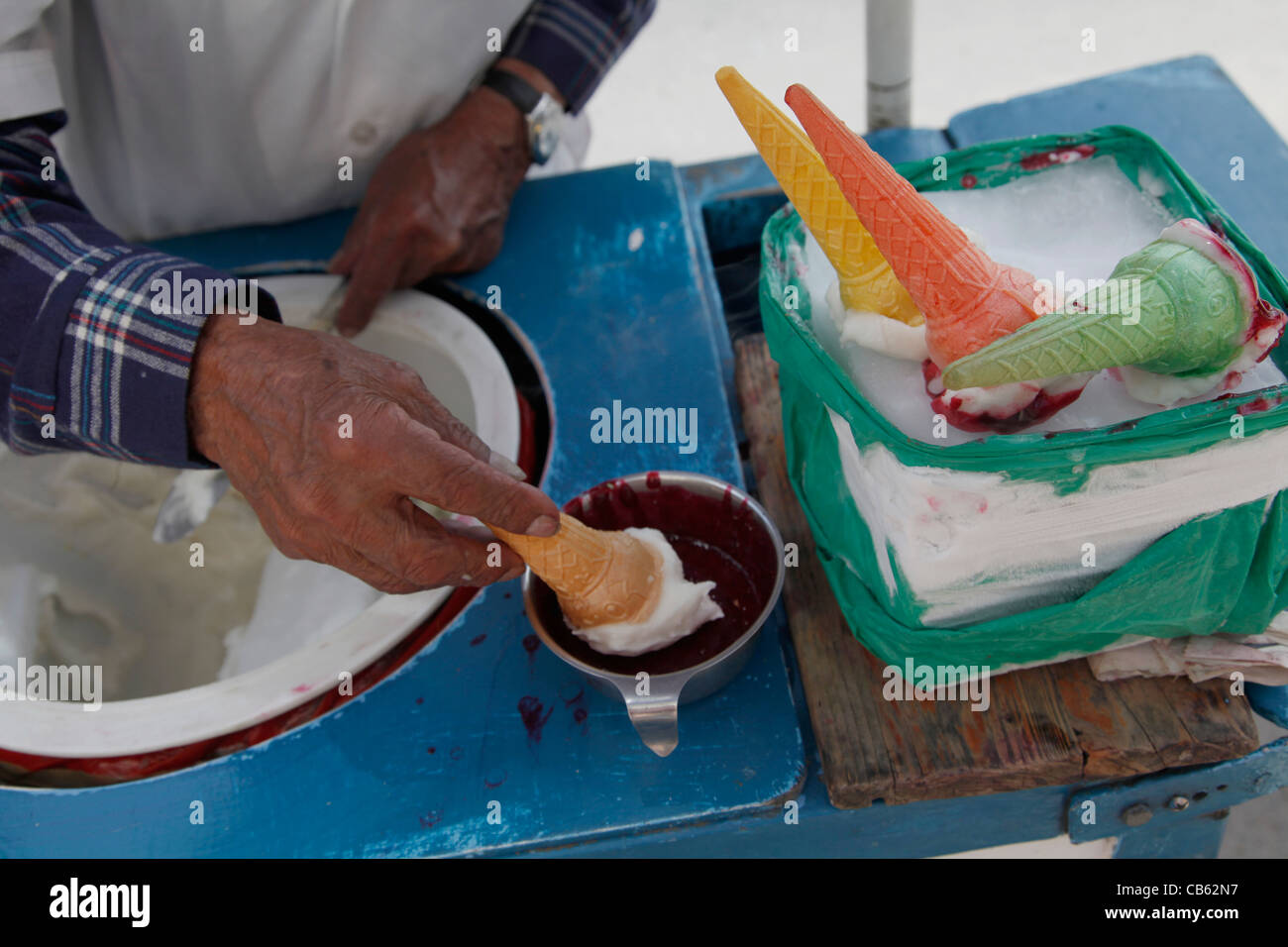 Ecuador. Ice cream vendor in the streets of Guayaquil Stock Photo Alamy