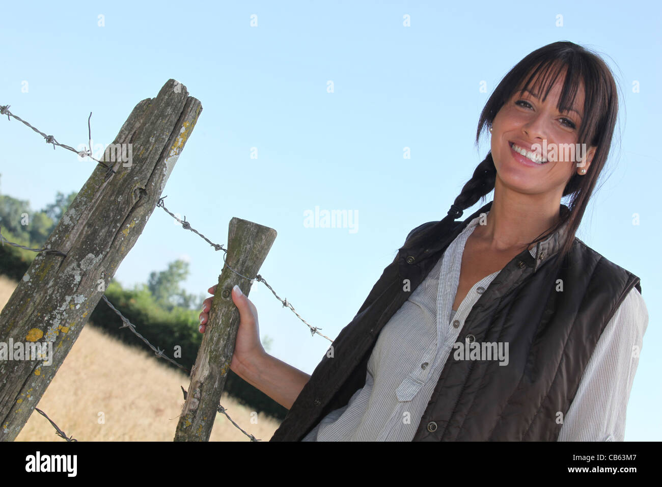 fenceline-barbed-wire-hi-res-stock-photography-and-images-alamy