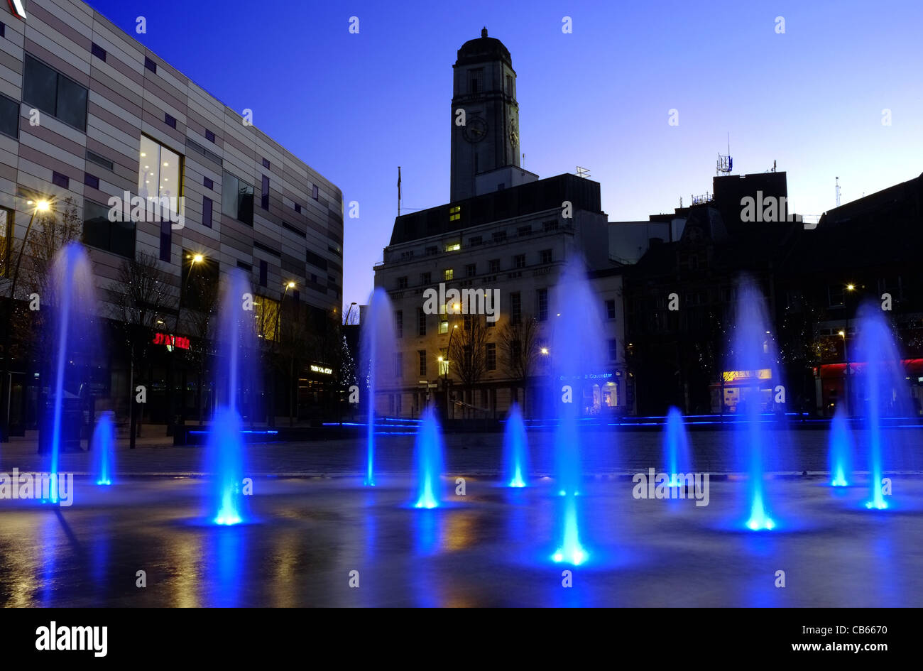 Fountains in St Square,& Luton Council Town hall in background Stock Photo Alamy