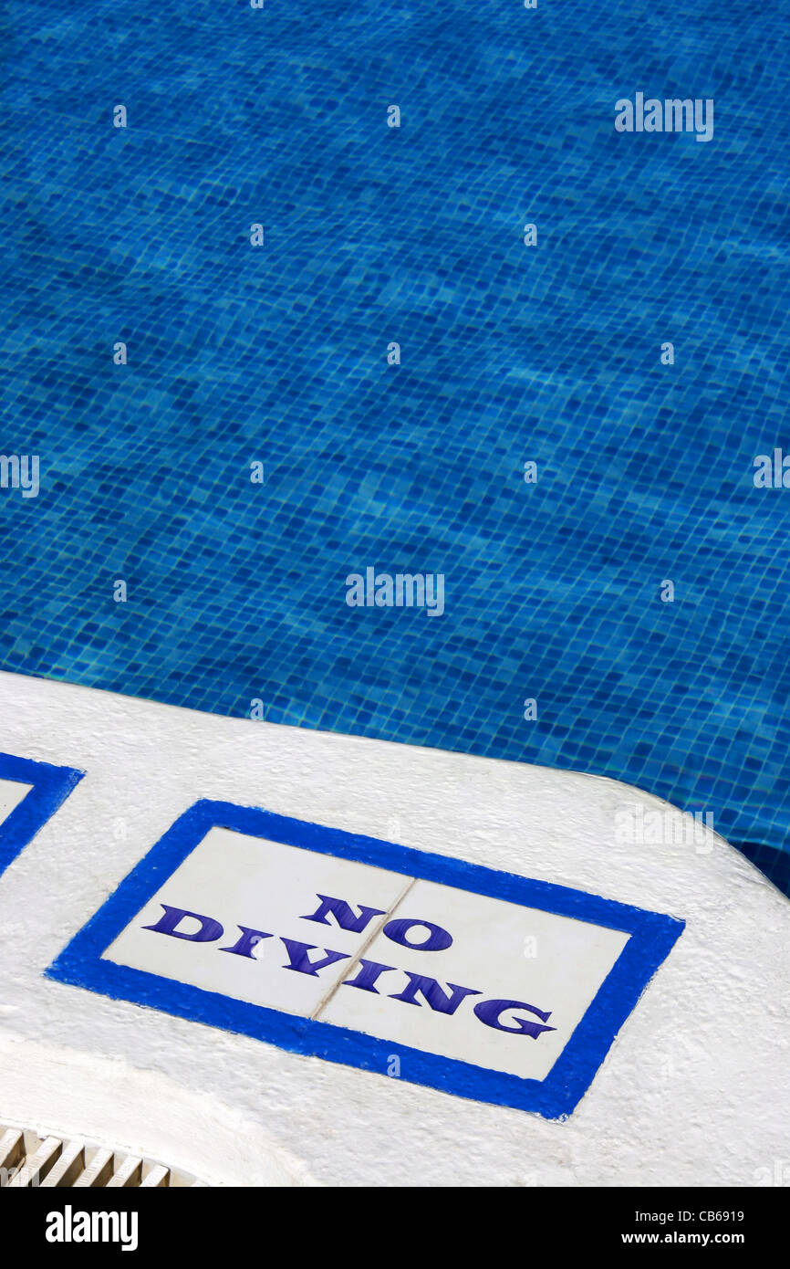 No diving sign at edge of swimming pool Stock Photo - Alamy