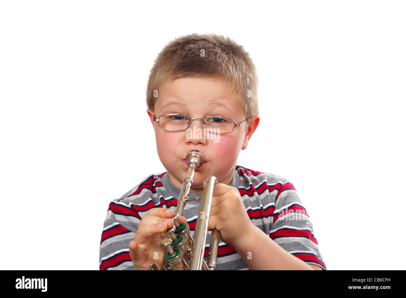 Мальчик с трубой. Картинка мальчик дует в горн. Труба дуть фото без фона. Trumpet boy background. Дуть дудку