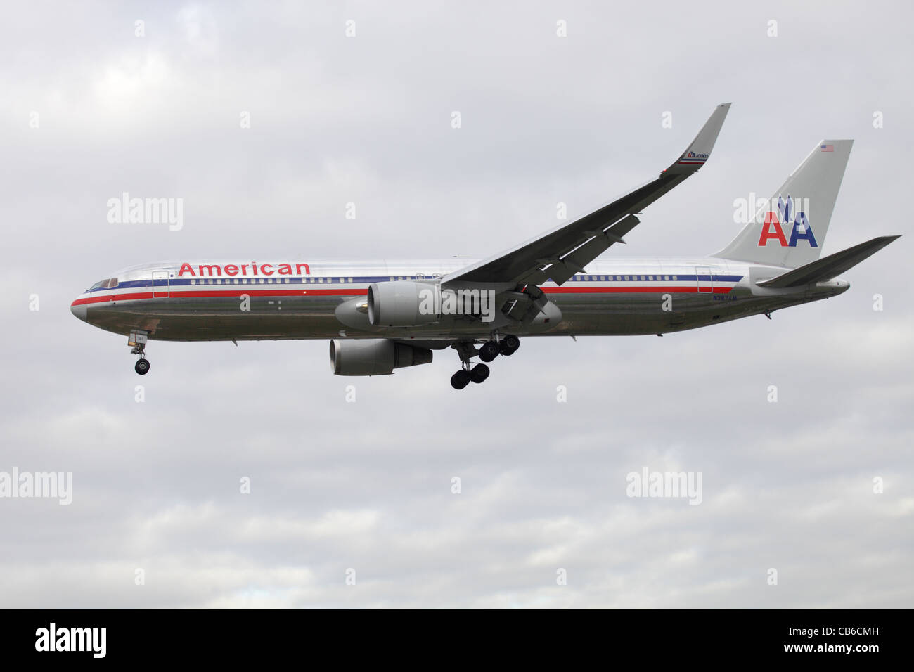 American Airlines Boeing 767-323/ER N387AM on approach to Heathrow : cloudy sky Stock Photo