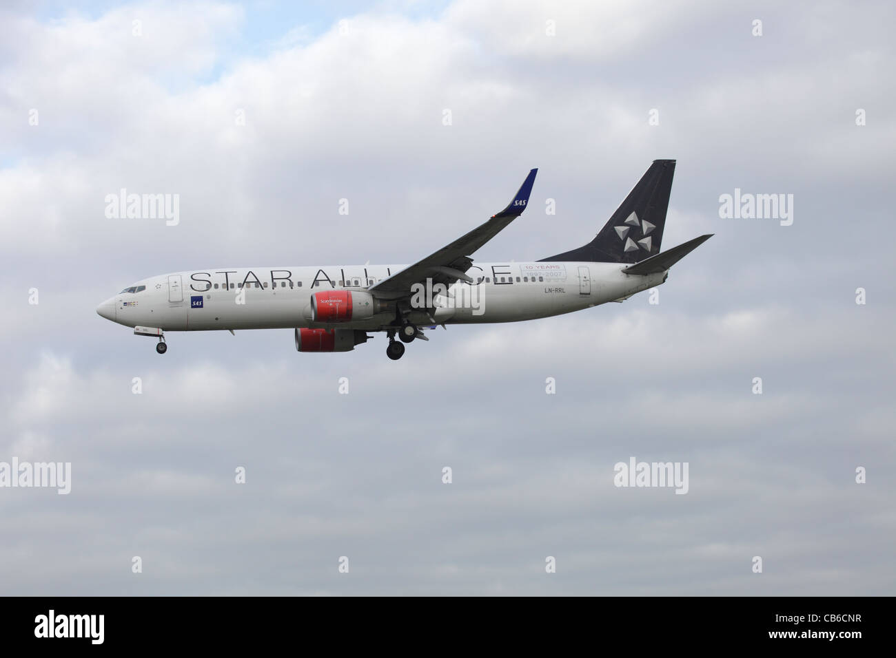 Star Alliance Scandinavian Airlines SAS Boeing 737-883 LN-RRL on approach to Heathrow : cloudy sky Stock Photo