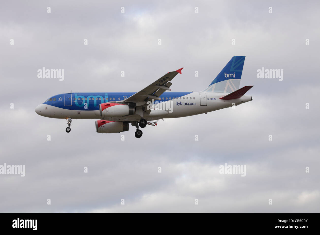 BMI British Midland Airbus A319-131 G-BDCH on approach to Heathrow : cloudy sky Stock Photo