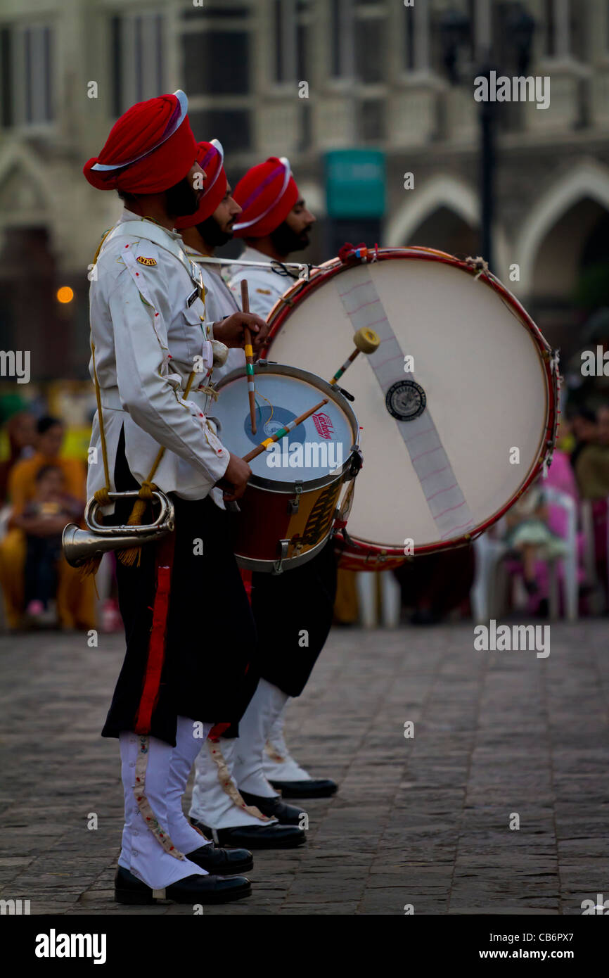 Military march drums hi-res stock photography and images - Alamy