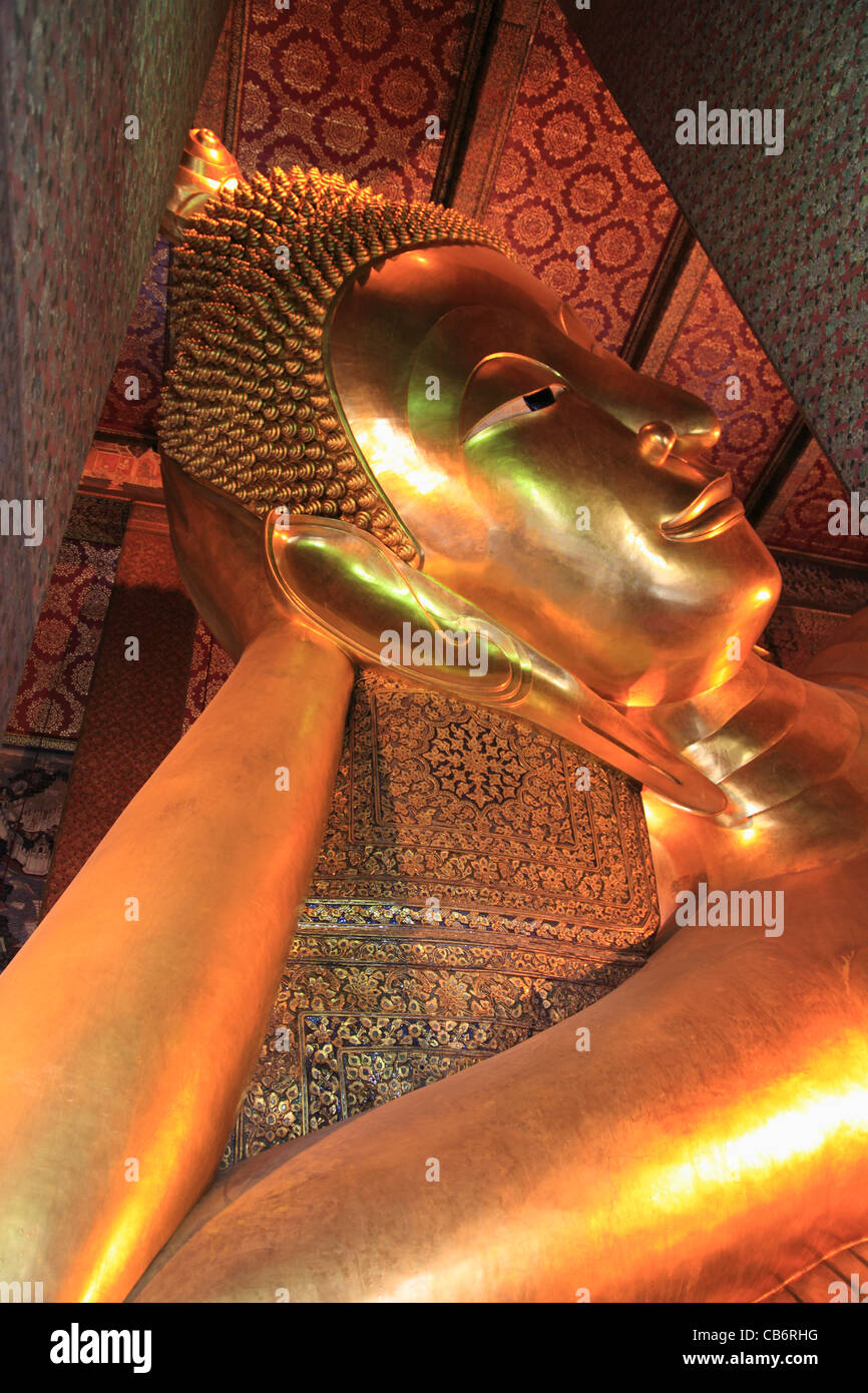 Reclining Buddha, 46 meters long, Wat Pho (Wat Po) (Wat Phra Chetuphon) Bangkok, Thailand, Asia Stock Photo