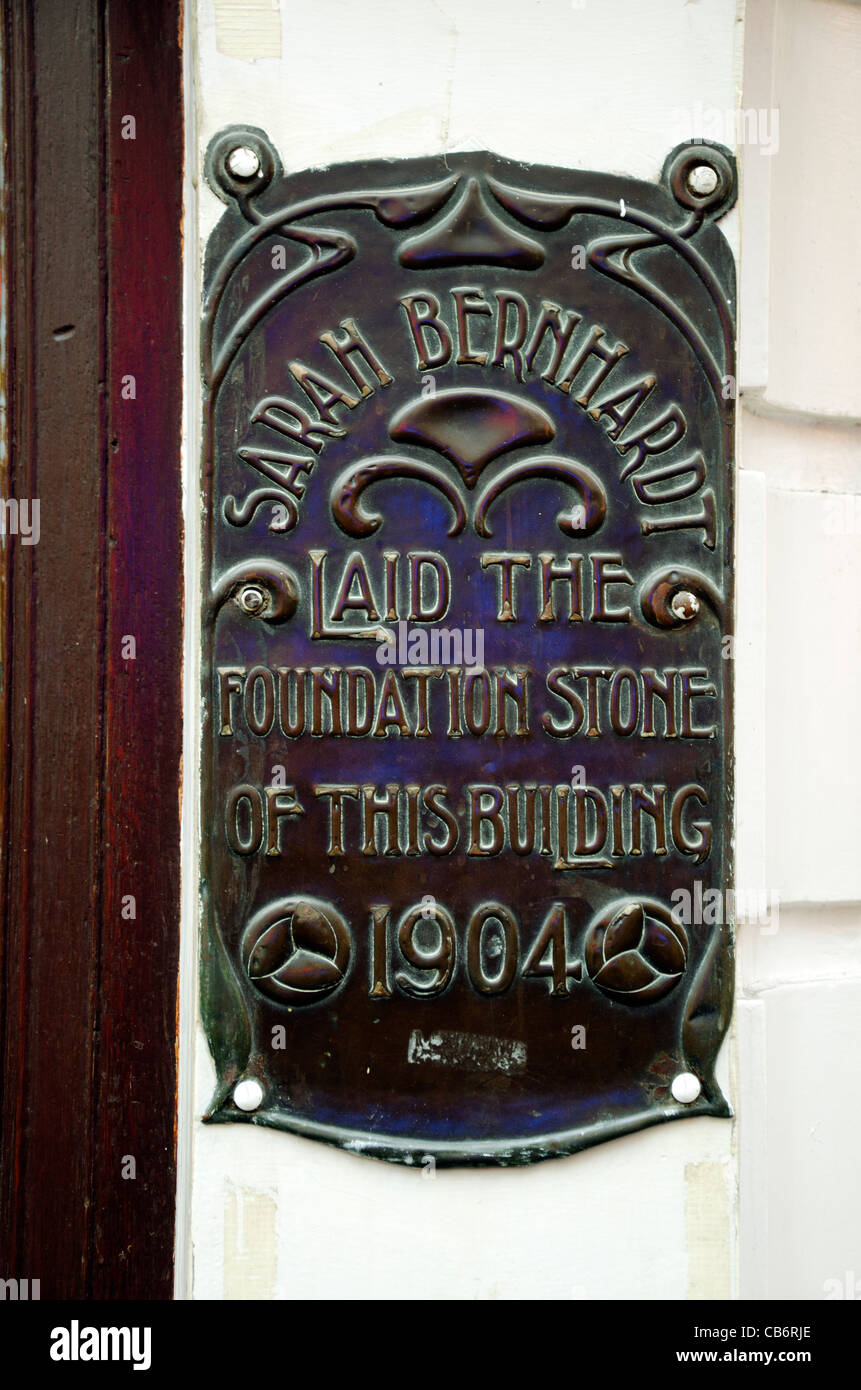 A metal memorial wall tablet dedicated to Sarah Bernhardt who laid a foundation stone at this building near Piccadilly Circus UK Stock Photo