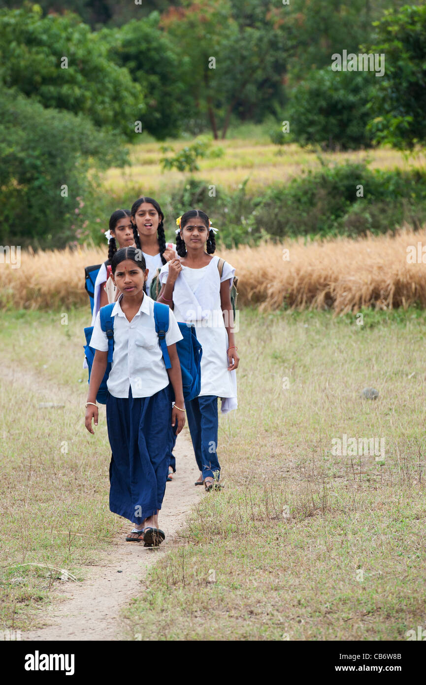 Indian girls walking to school through the indian countryside. Andhra Pradesh, India Stock Photo