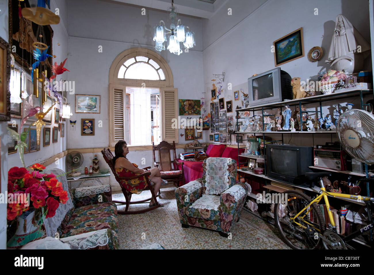 Cuba home interior woman hi-res stock photography and images - Alamy