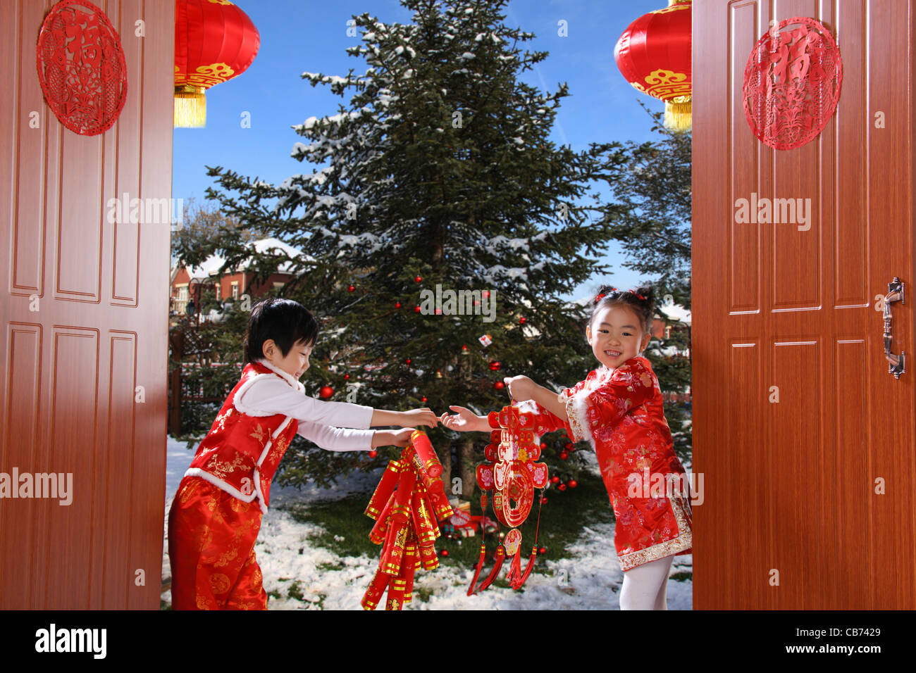 Chinese girls celebrating christmas hi-res stock photography and images ...