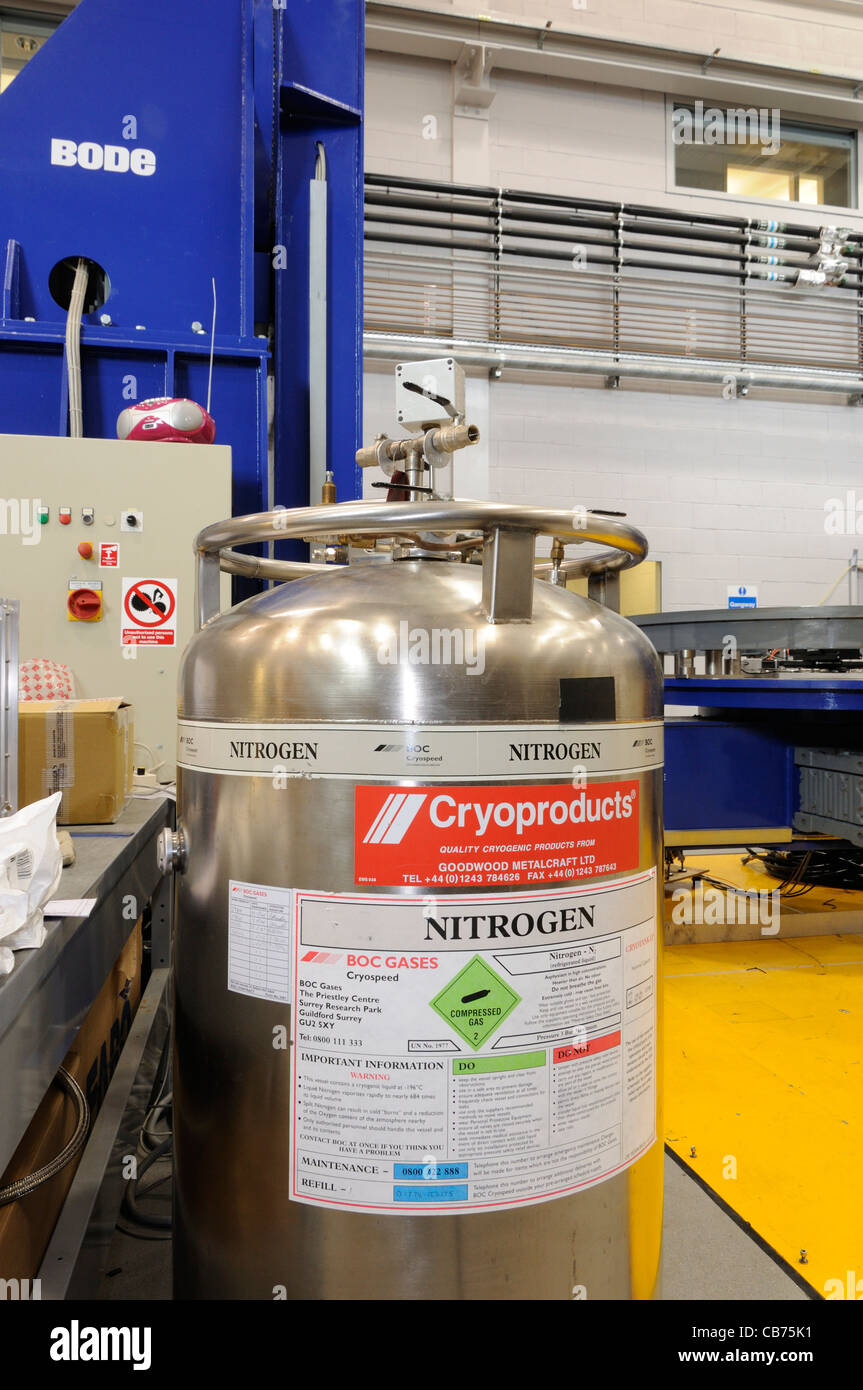 Botella de nitrógeno líquido en un laboratorio Fotografía de stock - Alamy