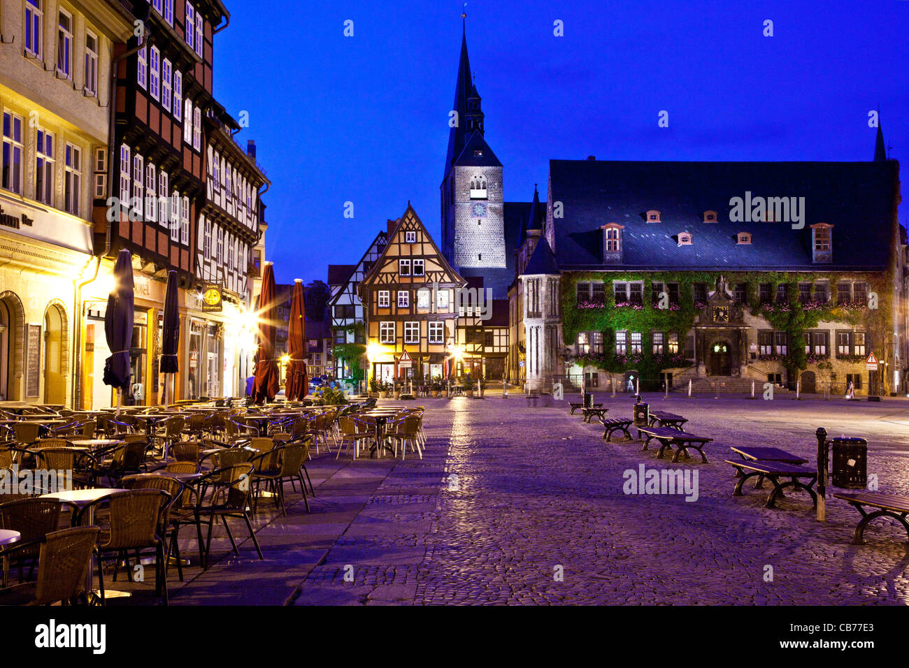 Twilight in the market place, Markt, with the Town Hall, Rathaus on right, and St. Benedikti Church, in Quedlinburg, Germany Stock Photo