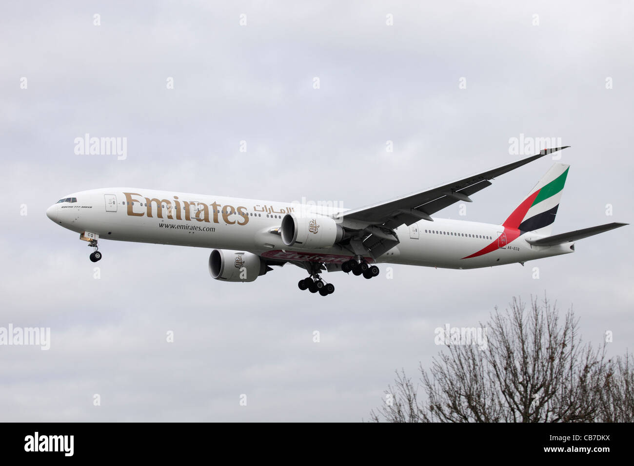 Emirates Boeing 777-36N/ER A6-ECQ on approach to Heathrow : cloudy sky Stock Photo