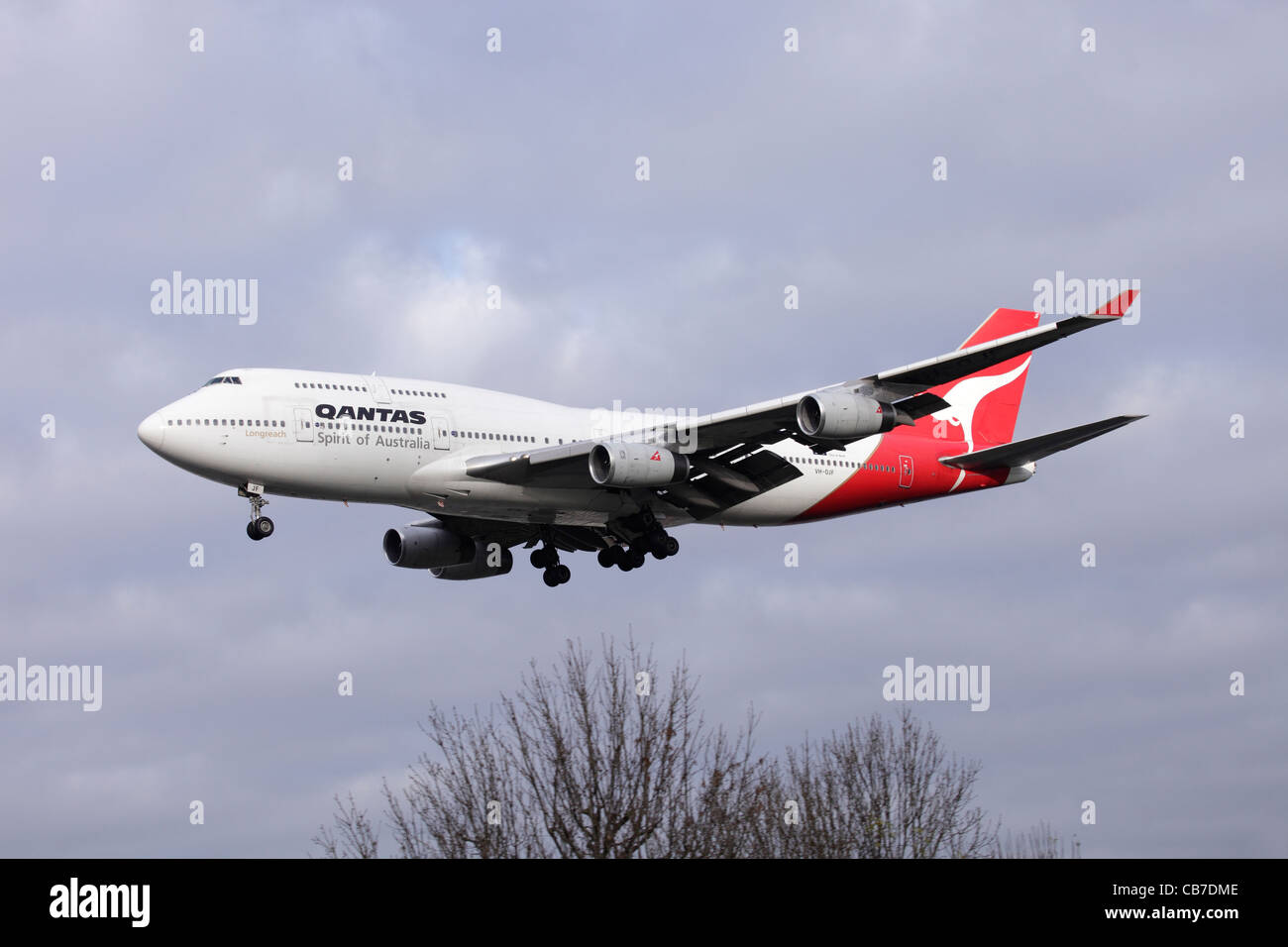 Qantas Boeing 747-438 VH-OJF on approach to Heathrow : cloudy sky Stock Photo