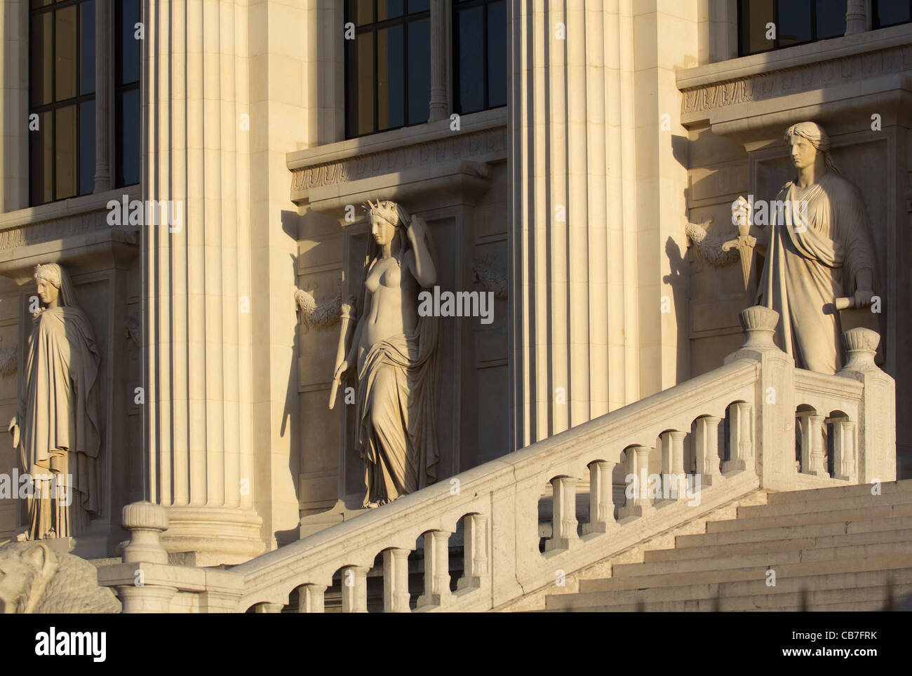 Sculpture at the Palais de Justice, Paris, France Stock Photo Alamy