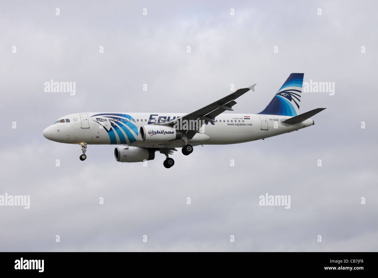 EgyptAir Airbus A320-232 SU-GCB on approach to Heathrow : cloudy sky Stock Photo