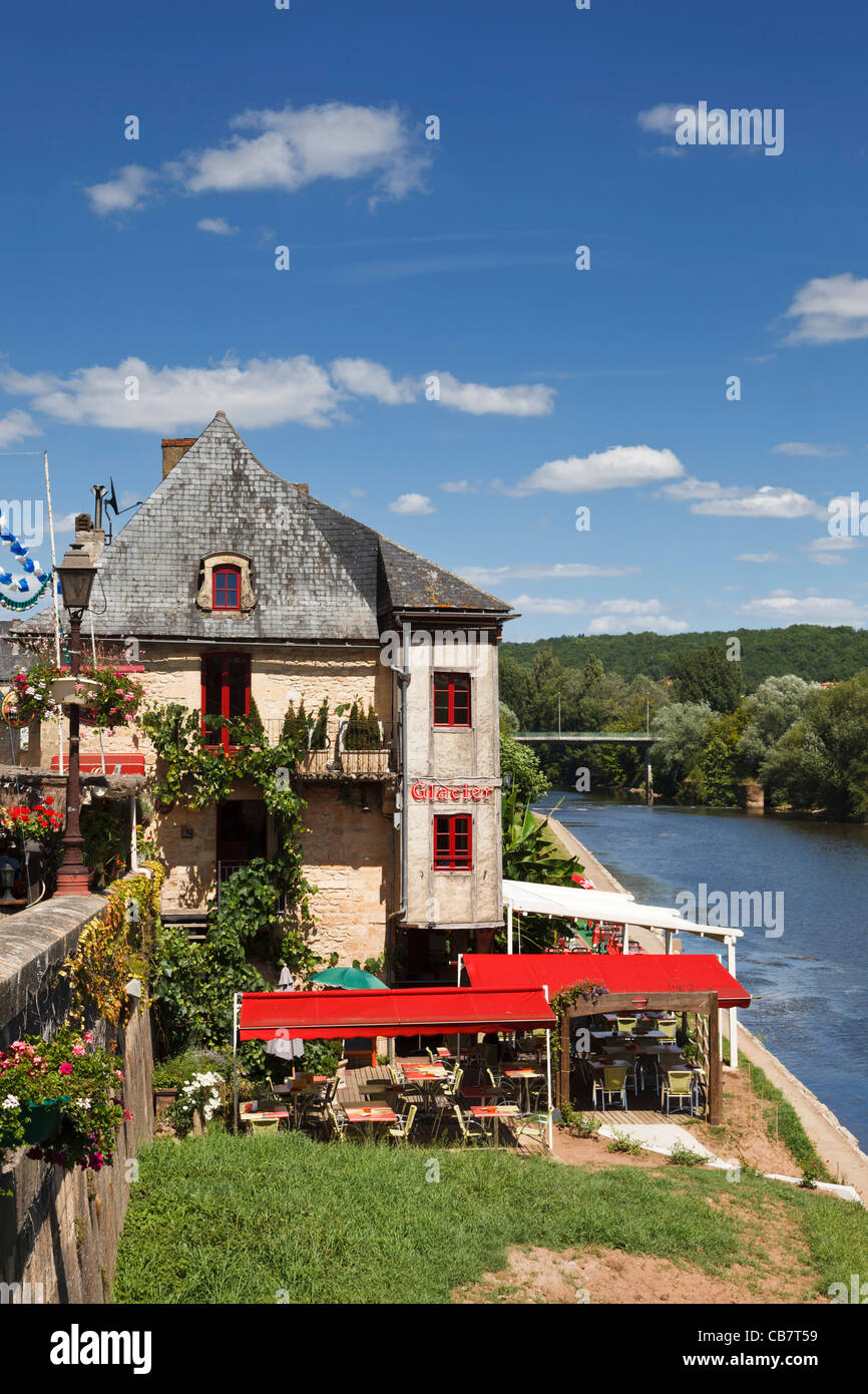 Montignac, Perigord Noir, Dordogne, France - pretty hotel restaurant on the banks of the river Vezere Stock Photo