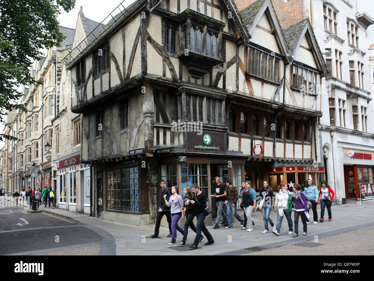 Oxford, Cornmarket street pedestrian shopping area, in front of 14th century shop Stock Photo
