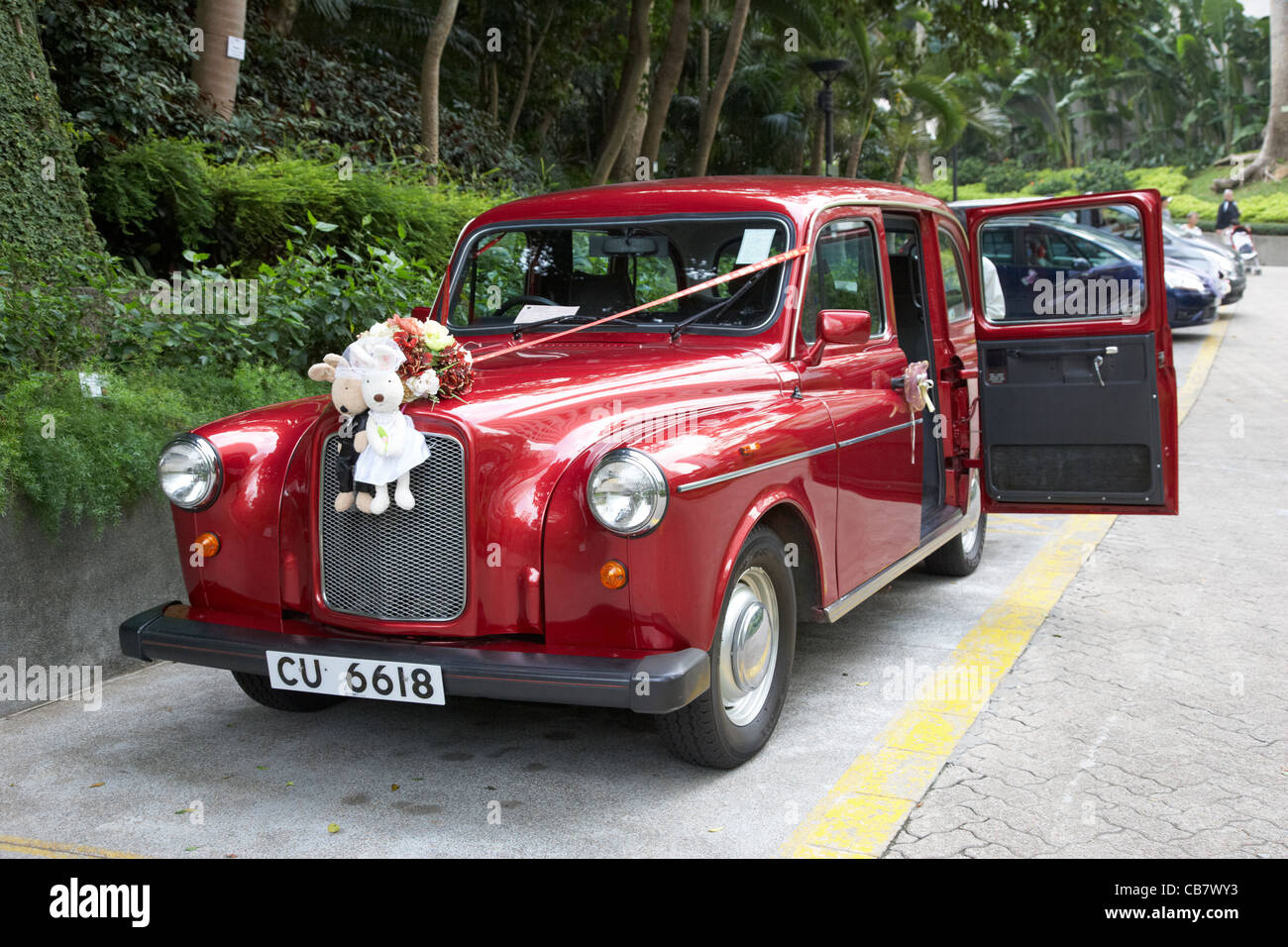 red london taxi dressed as a wedding car in hong kong island, hksar, china Stock Photo
