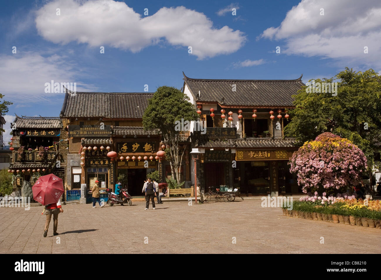 China Yunnan Lijiang, old town main square Stock Photo - Alamy