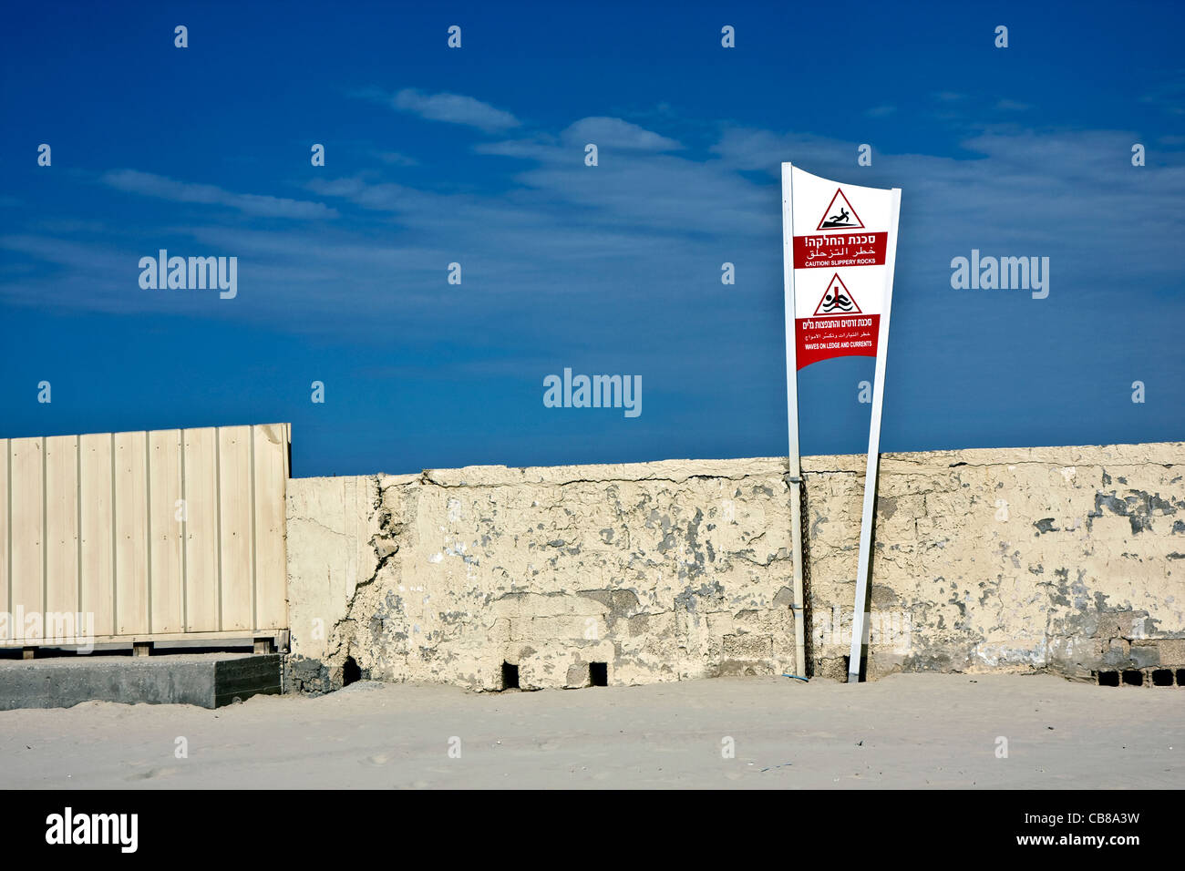 Slippery rocks warning sign beach hi-res stock photography and images -  Alamy