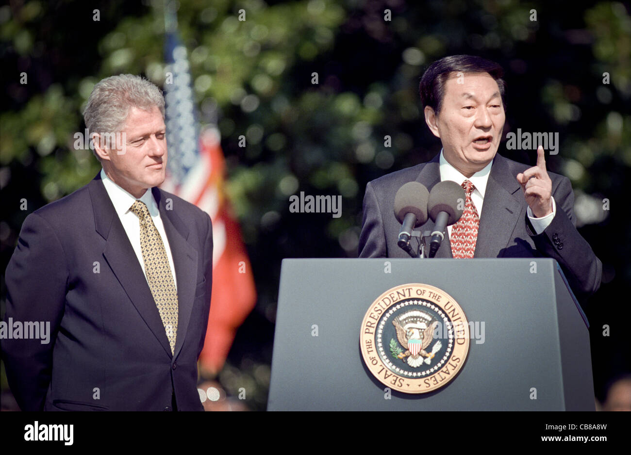 Chinese Premier Zhu Rongji addresses US President Bill Clinton stands during the official arrival ceremony at the White House April 8, 1999 in Washington D.C. Stock Photo