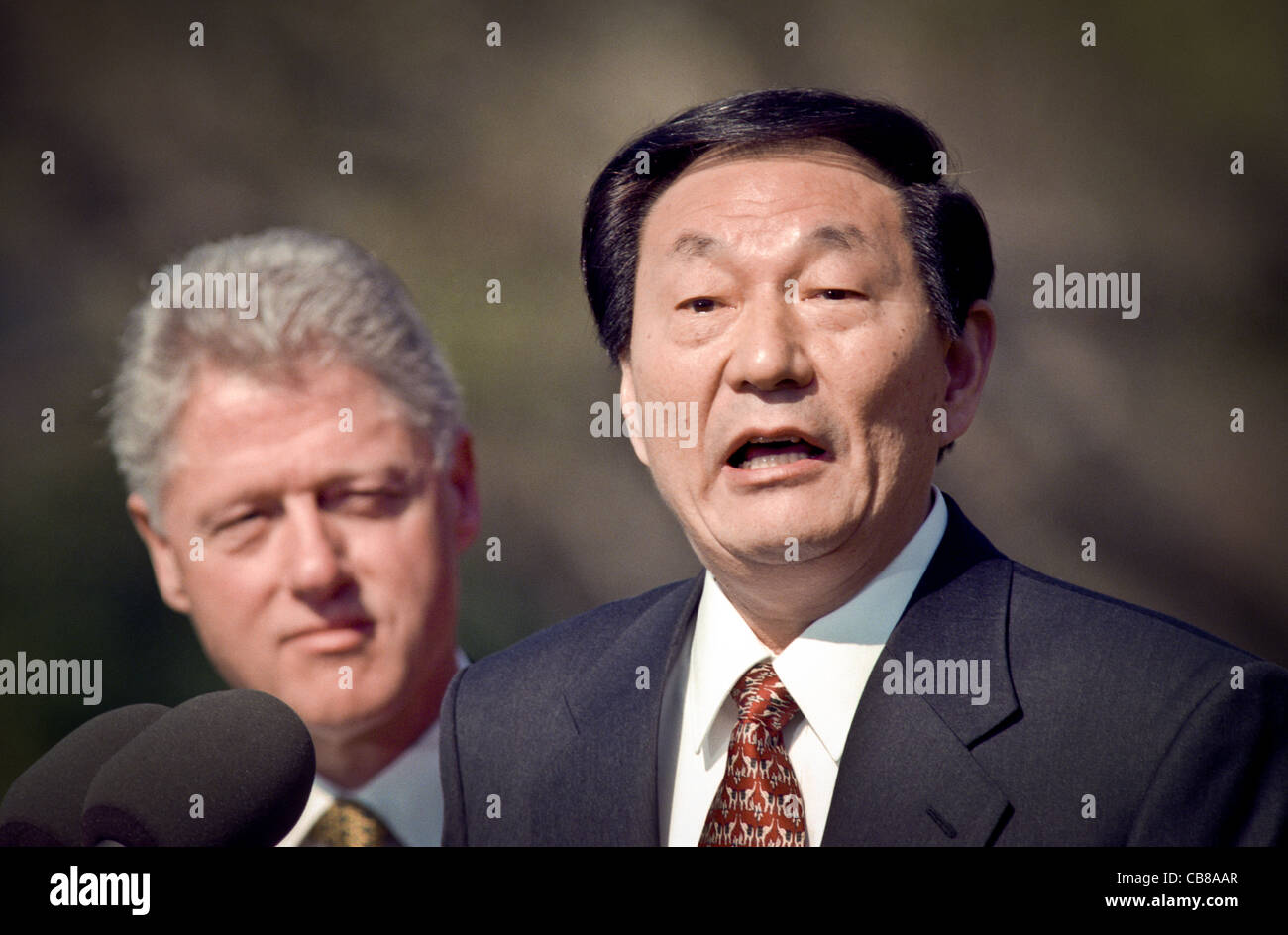 Chinese Premier Zhu Rongji addresses US President Bill Clinton stands during the official arrival ceremony at the White House April 8, 1999 in Washington D.C. Stock Photo