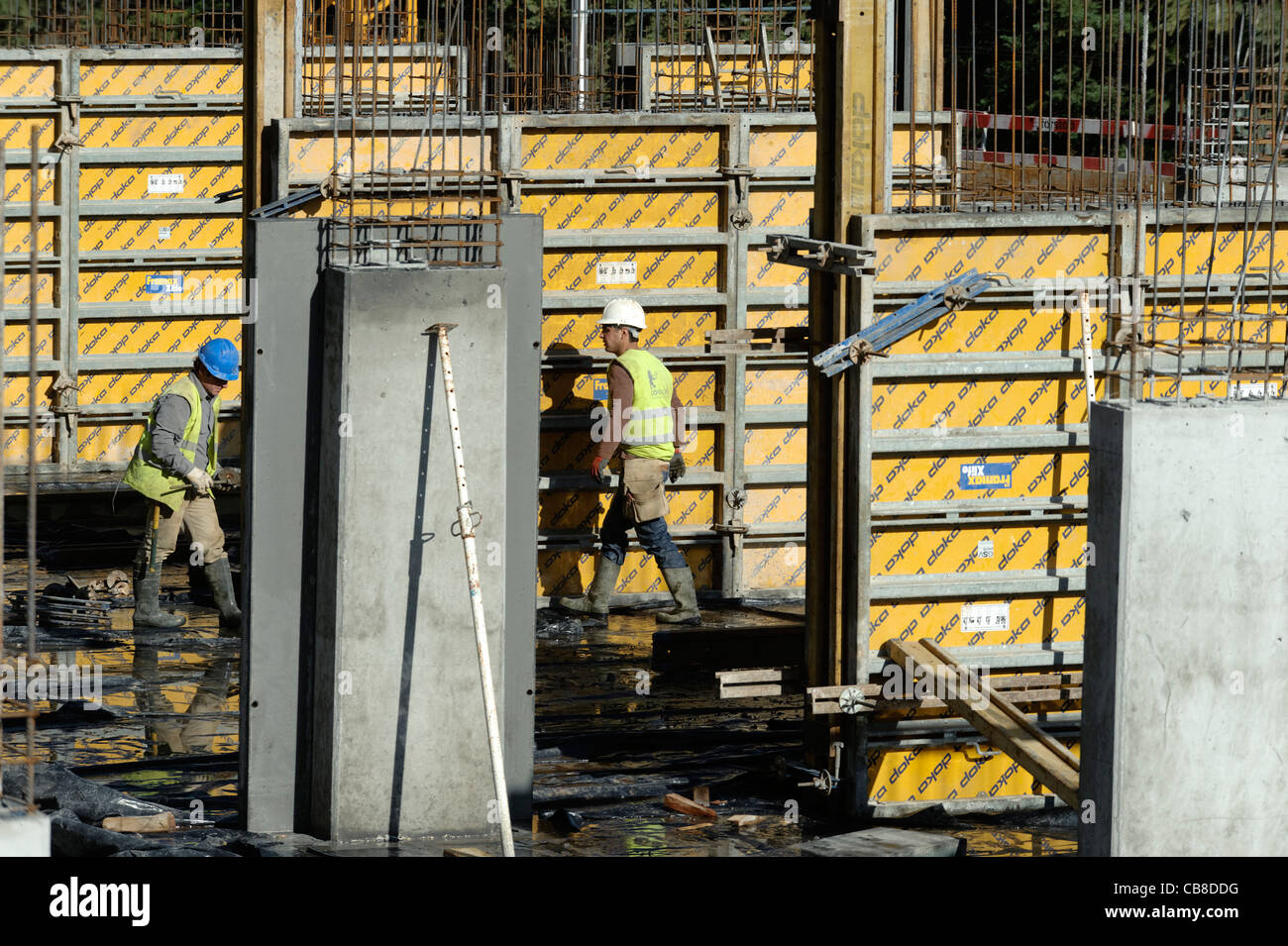 Construction workers at a construction site Stock Photo - Alamy