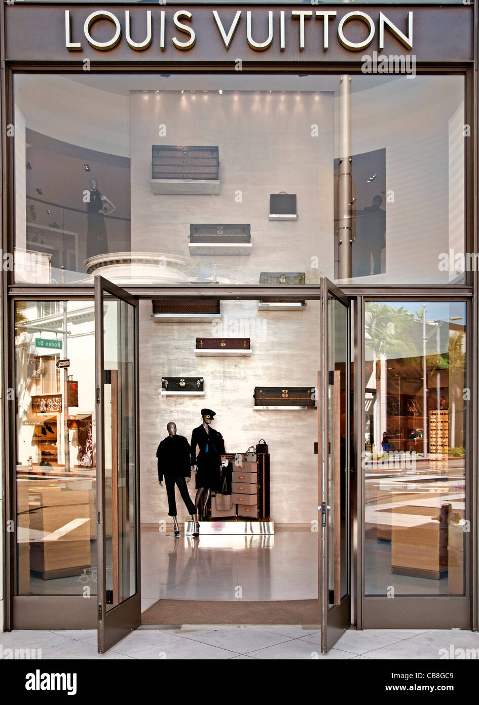 People entering Louis vuitton boutique – Stock Editorial Photo ©  konstantin32 #67612007