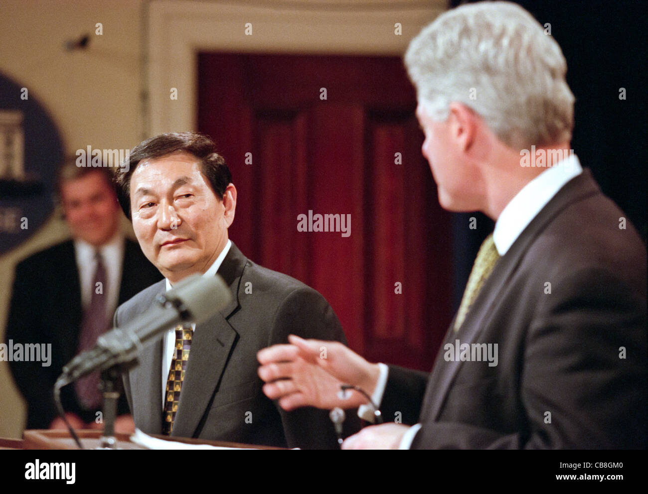 US President Bill Clinton holds a joint press conference with Chinese Premier Zhu Rongji at the White House April 8, 1999 in Washington D.C. Stock Photo