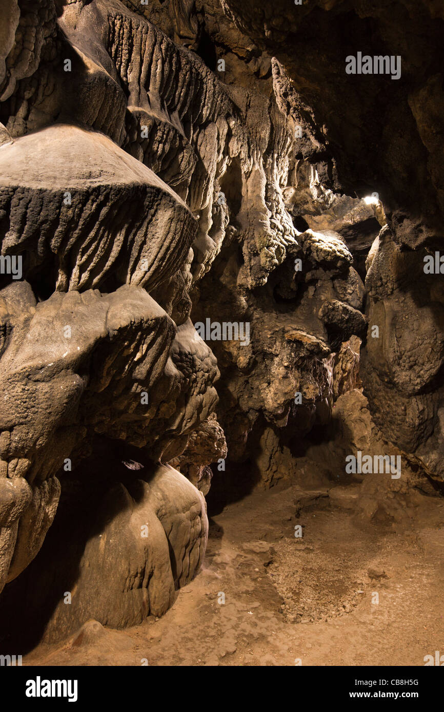NE India Broadcast - OUR NORTH-EASTERN STATE OUR PRIDE : MEGHALAYA: MAWSMAI  CAVE-CHERRAPUNJEE Situated around 6 Kms from Cherrapunjee (Sohra) market to  the south lays the village of Mawsmai in the direction
