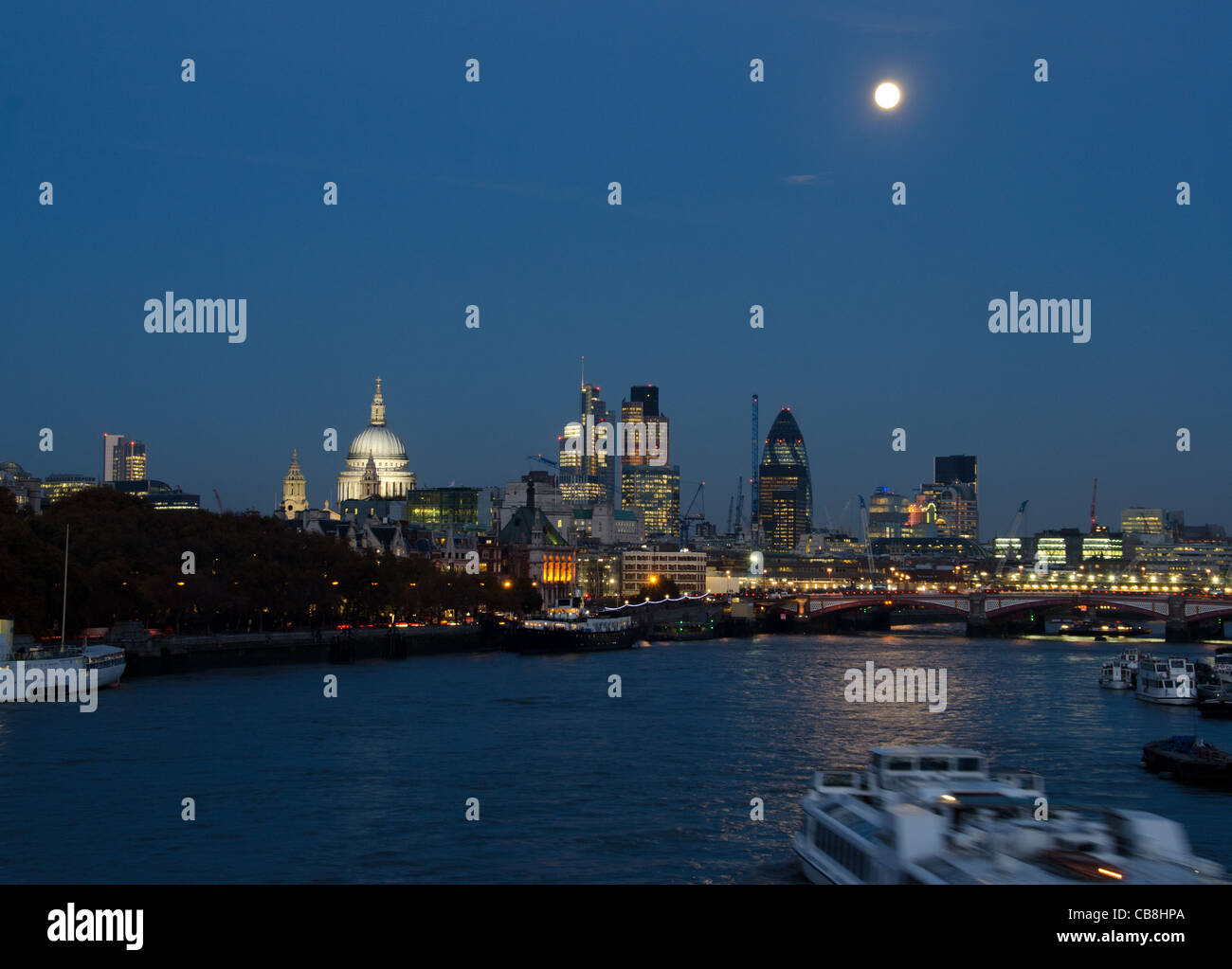 London night skyline hi-res stock photography and images - Alamy