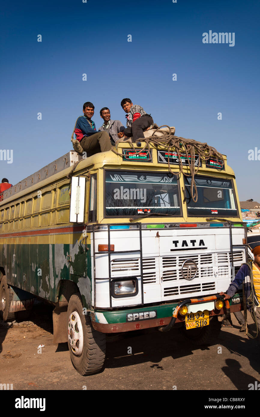 India, Meghalaya, Jaintia Hills, Shillong district, Ummulong Bazar, lively local market people on top of local bus Stock Photo