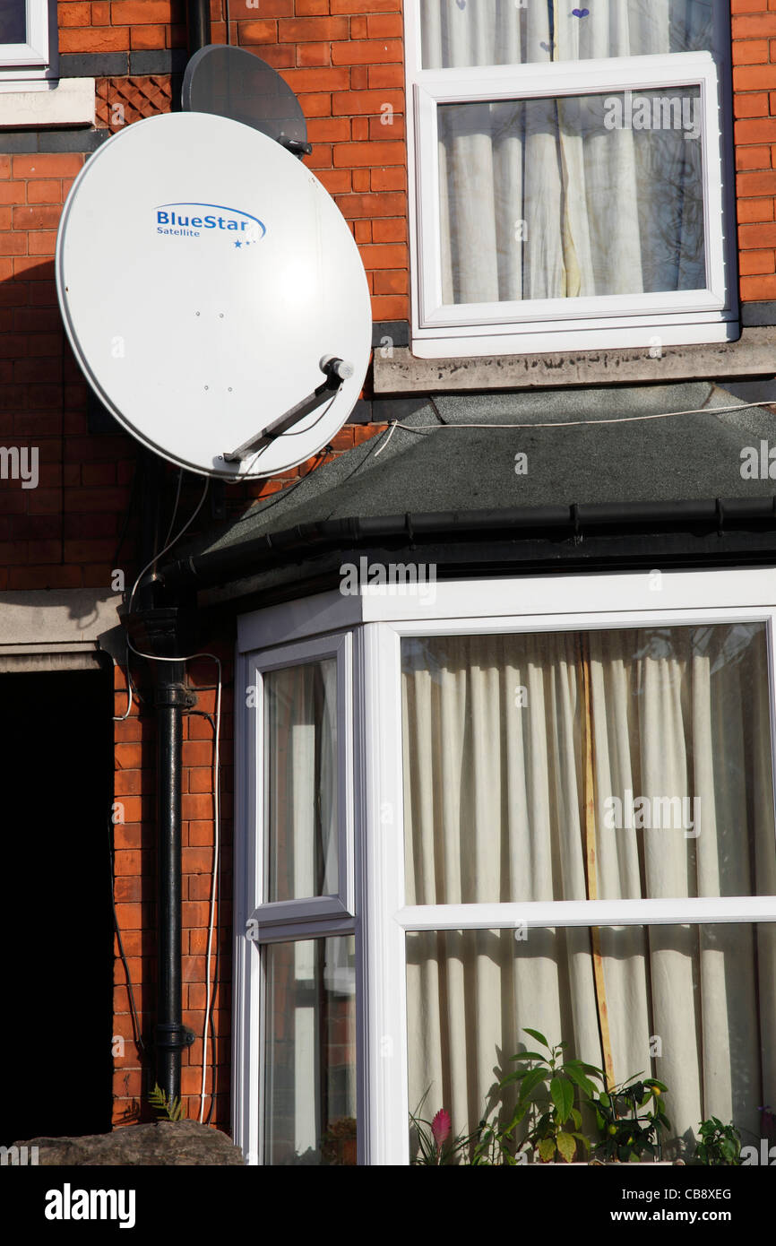 Satellite dish house uk hi-res stock photography and images - Alamy