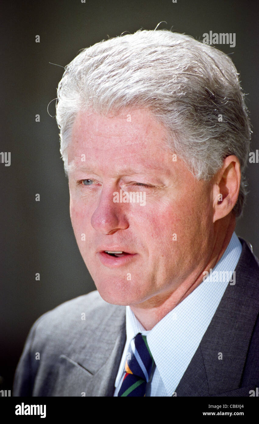 US President Bill Clinton makes a statement on the crisis in Kosovo in the Rose Garden of the White House April 13, 1999 in Washington, DC. Clinton stated that the NATO bombing would cease when Yugoslavia withdraws their troops from Kosovo and allows the return of refugees. Stock Photo