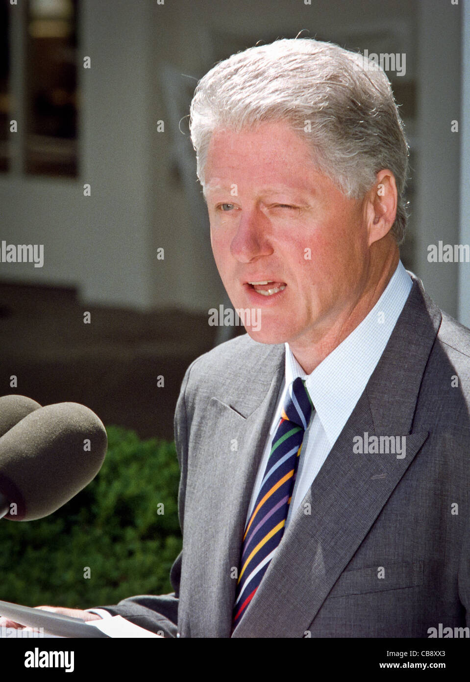 US President Bill Clinton makes a statement on the crisis in Kosovo in the Rose Garden of the White House April 13, 1999 in Washington, DC. Clinton stated that the NATO bombing would cease when Yugoslavia withdraws their troops from Kosovo and allows the return of refugees. Stock Photo
