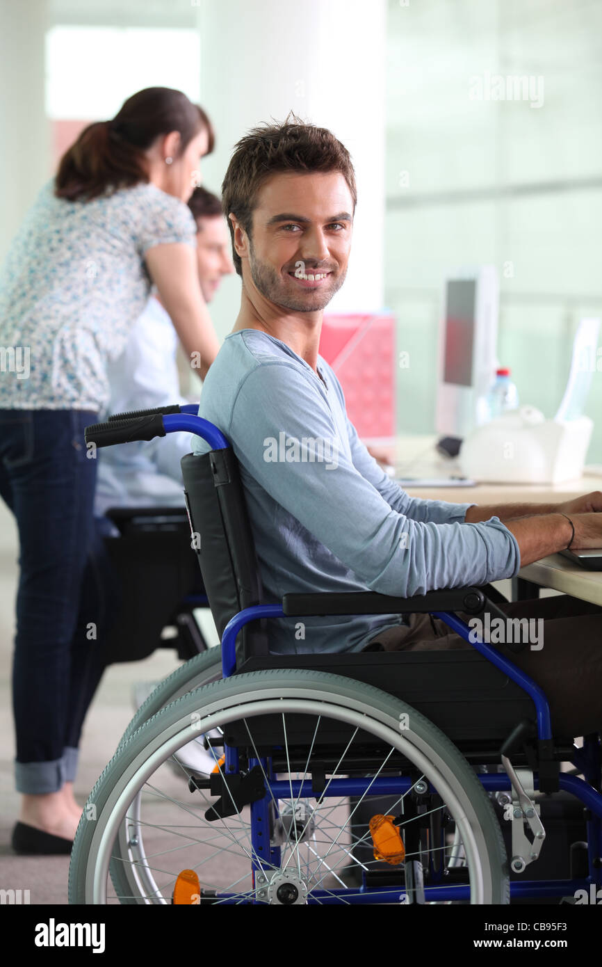 Мужчина в инвалидном кресле