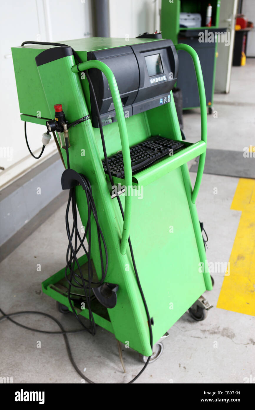 Auto mechanic at repair shop Stock Photo Alamy