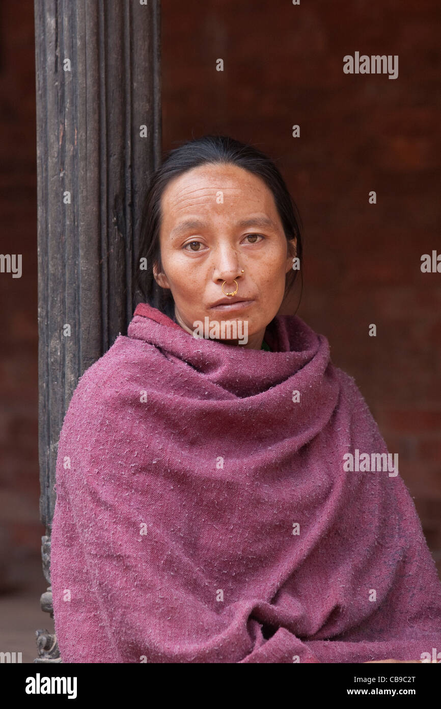 Woman waiting near Taumadhi Tole - Bhaktapur, Kathmandu Valley, Nepal Stock Photo