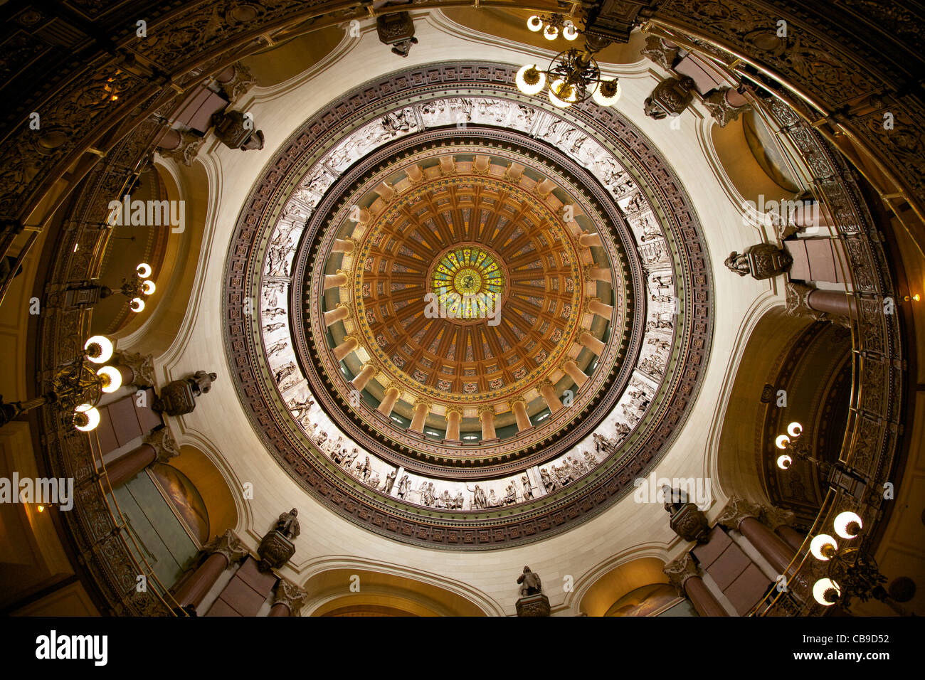 Rotunda and dome of the Illinois State Capitol Building showing