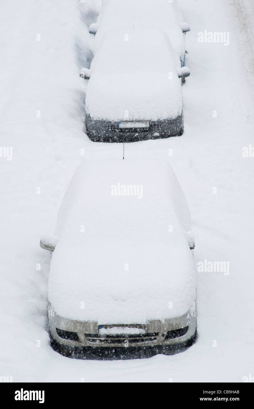 Parked cars covered in snow Stock - Parked Cars Covered In Snow CB9HAB